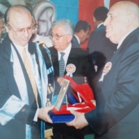 Dokuzuncu cumhurbaşkanımız Sn. Süleyman DEMİREL 1996 yılında Turgut Özal Tıp Merkezi'nin açılış töreninde, emeği geçen Prof.Dr. Engin M. GÖZÜKARA'ya plaket takdim ederken